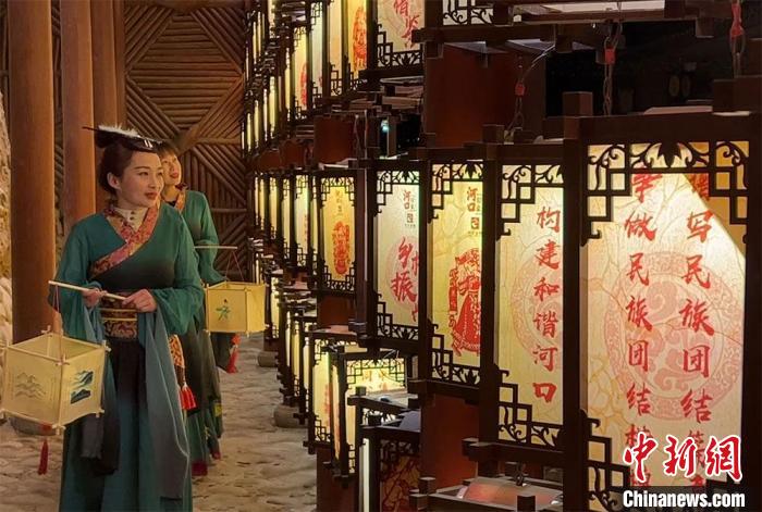 圖為游客身著古裝逛燈會?！堈裣?攝