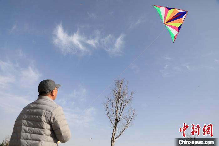 市民在放風(fēng)箏?！∴囆?qiáng) 攝