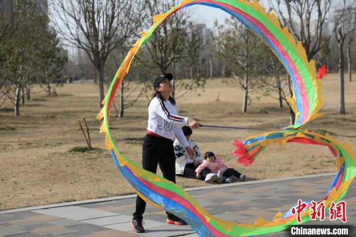市民在公園里上演彩綢舞?！∴囆?qiáng) 攝