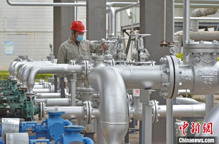 工人在查看設(shè)備儀表。　林弘梫 攝