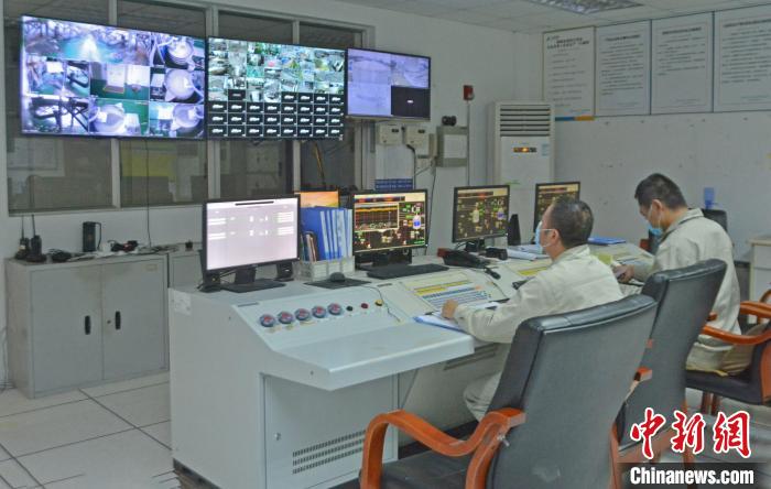 工人在中控室觀察各個(gè)生產(chǎn)車(chē)間運(yùn)行情況?！×趾霔v 攝