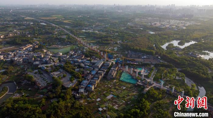 航拍正在建設中的成都至自貢高速鐵路成都段?！⒅铱?攝