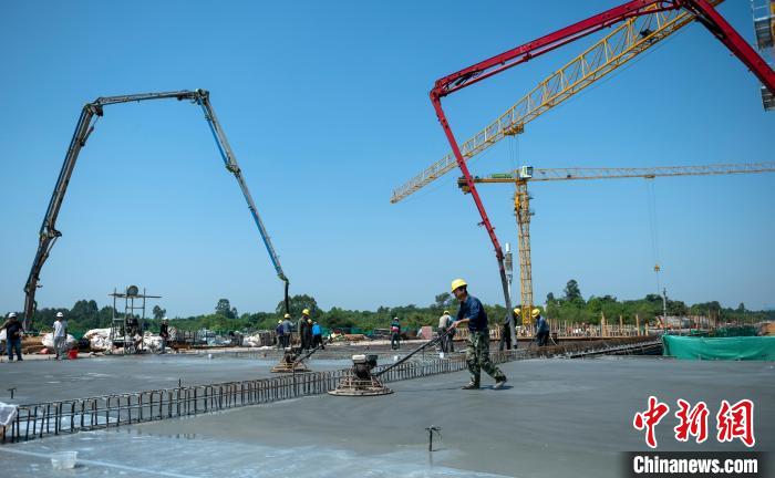 天府站多線橋施工澆筑現場?！⒅铱?攝