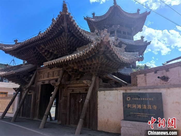 圖為集漢、藏、伊斯蘭風(fēng)格于一體的700年歷史的全國重點(diǎn)保護(hù)文物——阿河灘清真寺?！埡ｖ?攝