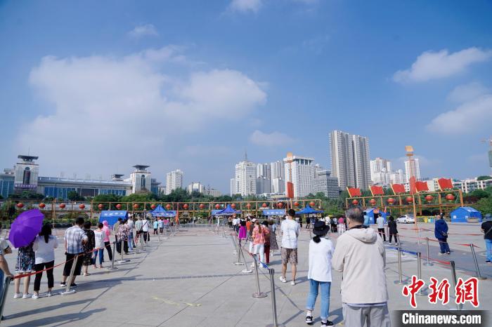 資料圖為居民有序排隊進行核酸檢測?！●R銘言 攝