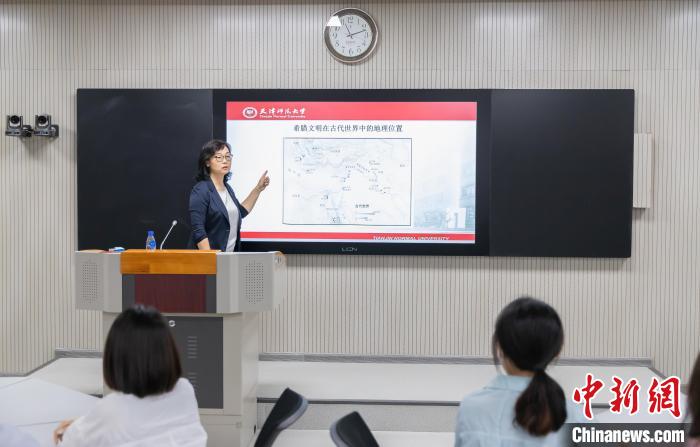 天津師范大學(xué)跨文化與世界文學(xué)研究院院長、教授郝嵐正在為同學(xué)們上課?！⊥踉谟?攝