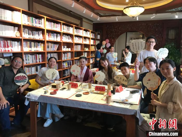 9月14日，“月動臨秋扇”中華傳統(tǒng)文化沉浸式體驗活動在北京紀曉嵐故居舉辦。陳建新 攝 陳建新 攝