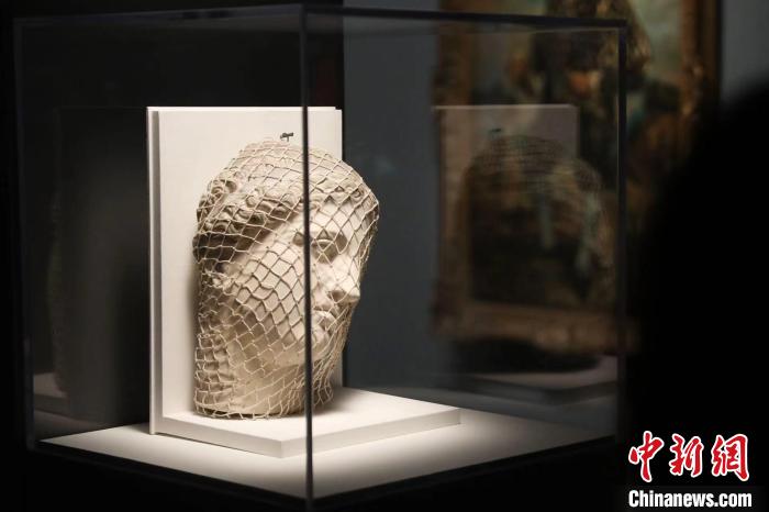 曼雷的裝置作品《維納斯》。　張亨偉 攝