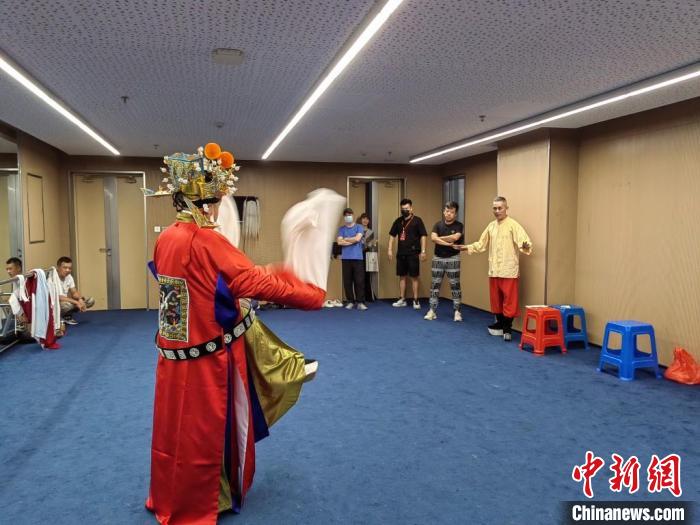 “天下第一團”正在進行練習?！±ド绞形捏w廣電和旅游局供圖