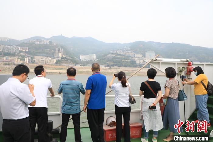 重慶市政協(xié)“同心聚力巴渝行”主題采訪團15日走進奉節(jié)，了解當?shù)卣f(xié)委員護江成效?！×簹J卿 攝