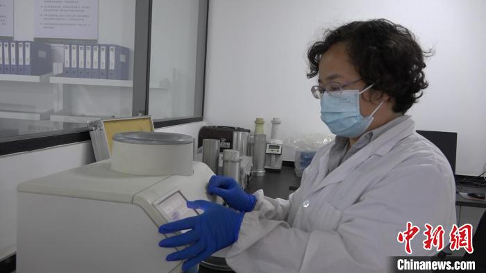 檢驗(yàn)員對(duì)樣品進(jìn)行檢測(cè)?！⊥趸萘?攝