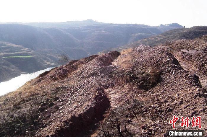 圖為荒坡原貌?！●T華 攝