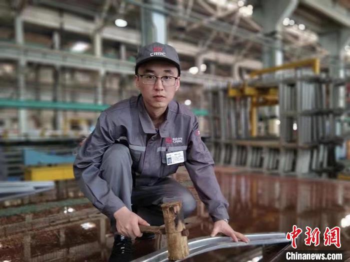 王漢卿在調(diào)修側(cè)墻彎梁?！∈茉L者供圖