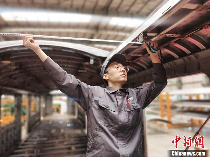 王漢卿在安裝車頂二次骨架吊?！∈茉L者供圖