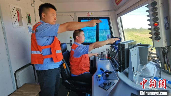 為確保首趟班列安全正點開行，東營鐵路運輸分處認真做好班列開行的各項準備工作?！≈需F三局運輸工程分公司供圖