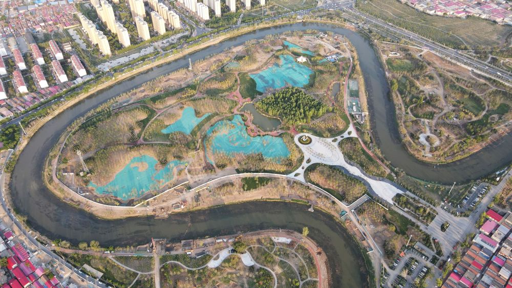 　圖為4月30日拍攝的河北滄州市區(qū)的大運河“Ω”形河道。新華社發(fā)(傅新春 攝)