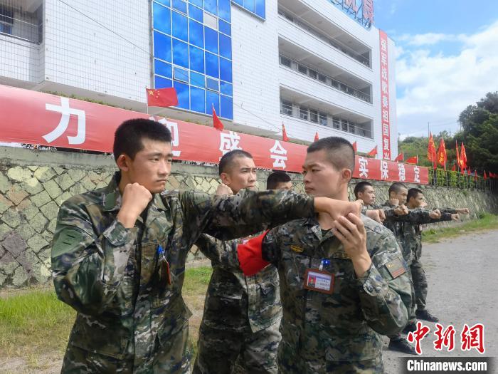 新兵尤云龍(左)不斷向一名合格軍人蛻變?！￡愴?攝