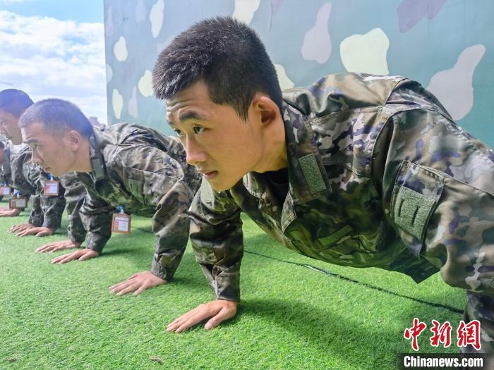 尤云龍正在和戰(zhàn)友進(jìn)行體能訓(xùn)練。　林靖松 攝