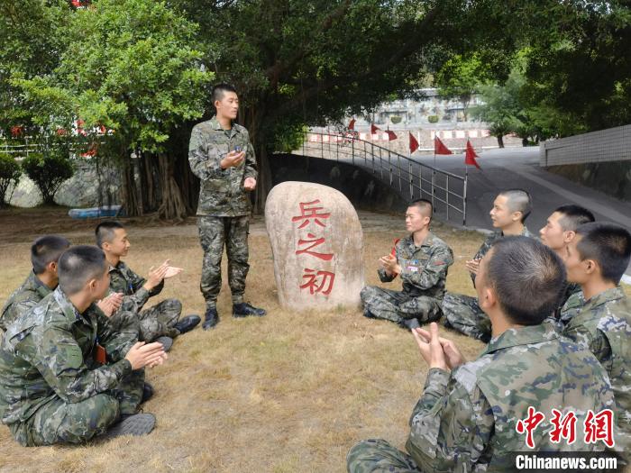 尤云龍為戰(zhàn)友講述父輩保家衛(wèi)國的故事?！＄姛樋?攝