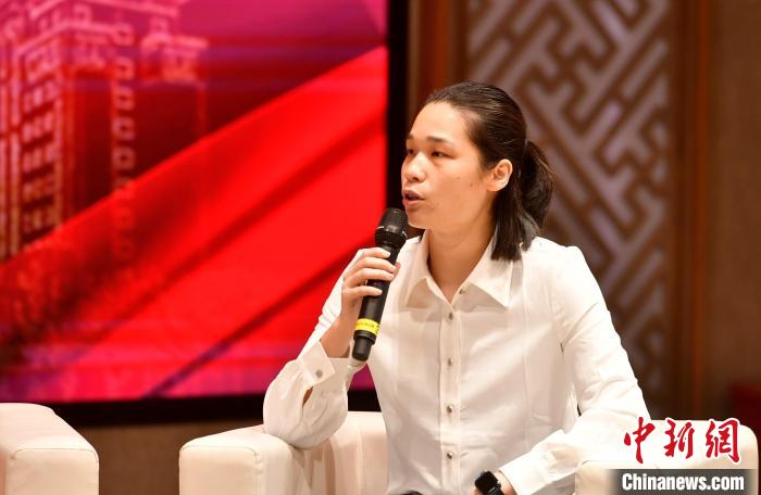 圖為林莉在福建師范大學(xué)分享會(huì)上發(fā)言。　呂明 攝