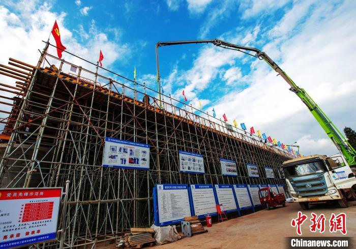 圖為渝昆高鐵云南段境內(nèi)首座大橋連續(xù)梁混凝土澆筑施工現(xiàn)場。　何呂鵬 攝