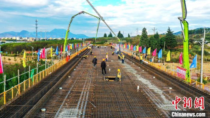 圖為渝昆高鐵云南段境內(nèi)首座大橋連續(xù)梁混凝土澆筑施工現(xiàn)場?！⑽馁F 攝