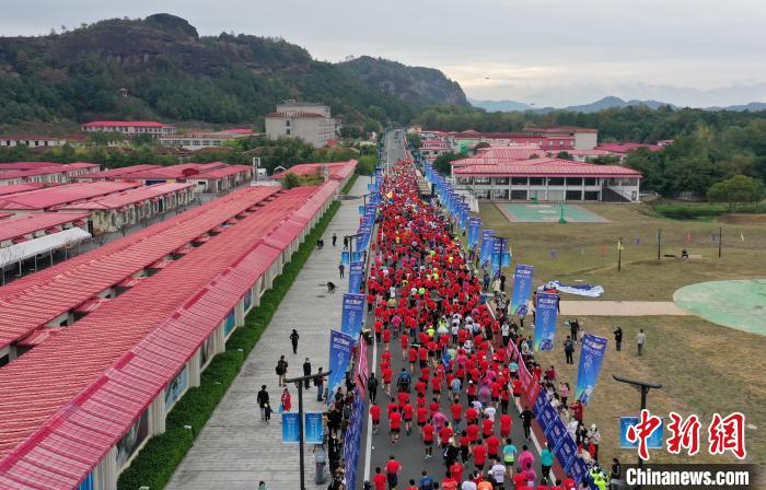 2022年龍虎山半程馬拉松鳴槍開跑?！⒅剧?攝