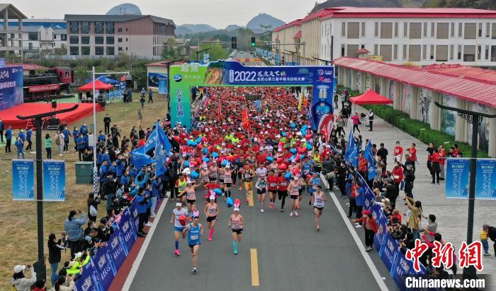 2022年龍虎山半程馬拉松鳴槍開跑?！⒅剧?攝