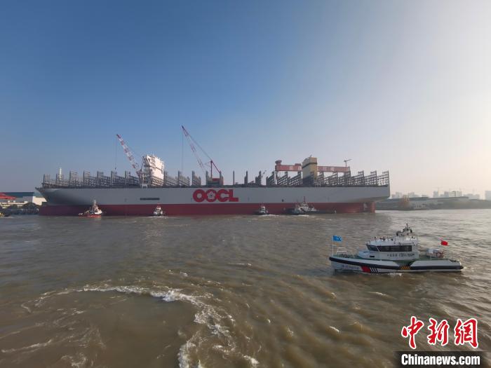 海巡艇在現(xiàn)場引導水上交通。　南通海事局供圖