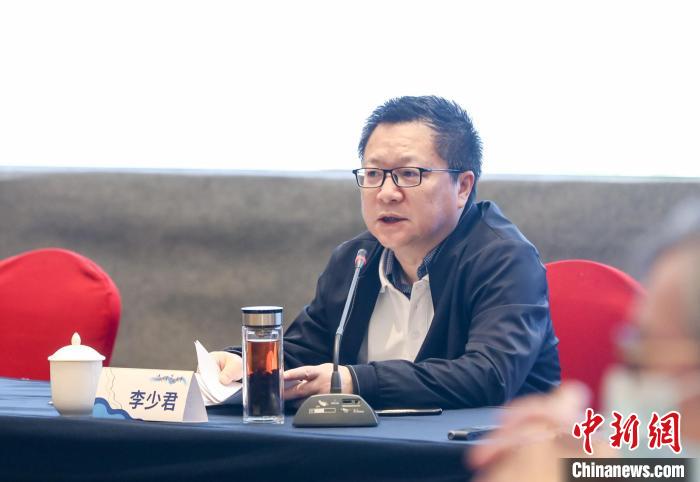 《詩刊》社主編李少君發(fā)言?！∠计挚h融媒體中心 供圖