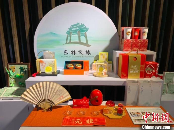 發(fā)展論壇現(xiàn)場展出的無錫城市文創(chuàng)作品?！O權(quán) 攝