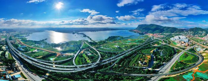 俯瞰昆明滇池沿岸。