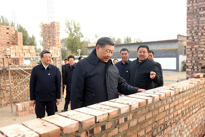 2023年11月10日，習(xí)近平總書記在河北保定涿州市刁窩鎮(zhèn)萬全莊村房屋重建施工現(xiàn)場考察。