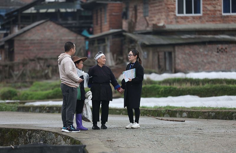 2022年3月24日，在廣西柳州市三江侗族自治縣良口鄉(xiāng)南寨村，紀(jì)檢監(jiān)察干部(右一、左一)在了解惠農(nóng)政策落實(shí)情況。