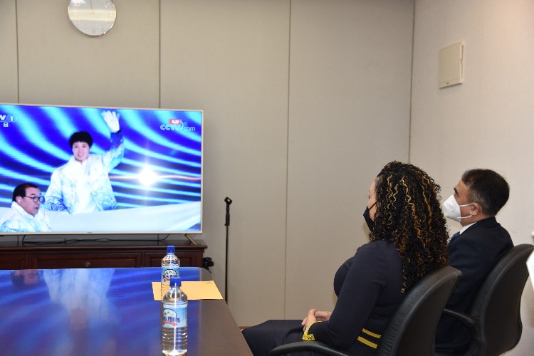 多米尼克友人與我外交官同看開幕式。中國駐多米尼克使館供圖