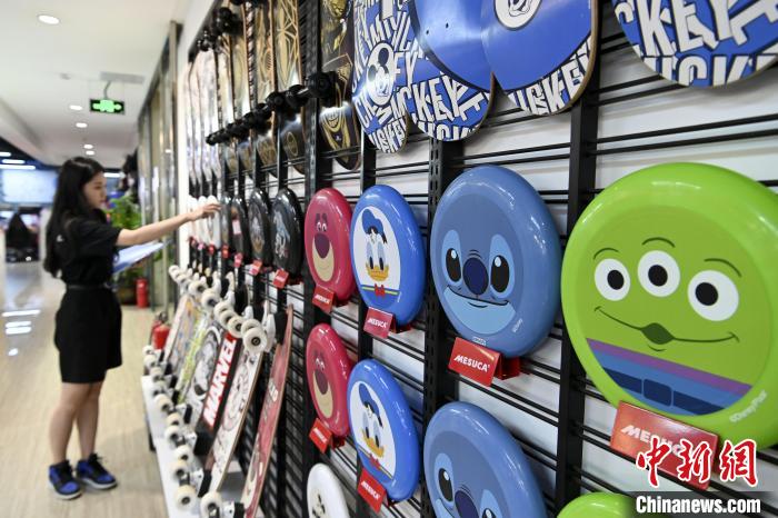 葉偉倫的體育用品公司推出了一系列IP授權(quán)款。　陳驥旻　攝