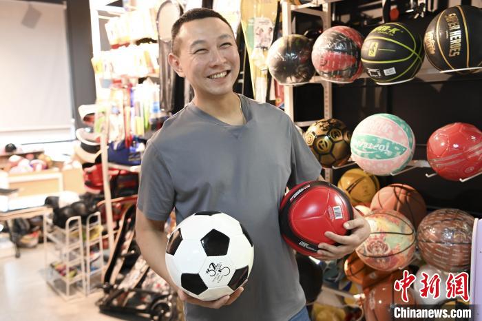 葉偉倫講述葉家在內(nèi)地的發(fā)展史，其中足球是他們家引以為傲的一個(gè)產(chǎn)品?！￡愺K旻 攝