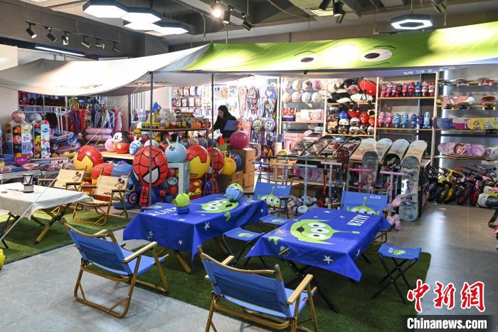 葉偉倫的體育用品公司推出了一系列產(chǎn)品?！￡愺K旻 攝