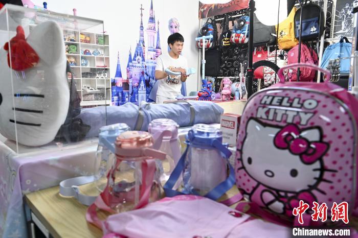 葉偉倫公司員工通過網(wǎng)絡(luò)直播方式銷售產(chǎn)品?！￡愺K旻 攝