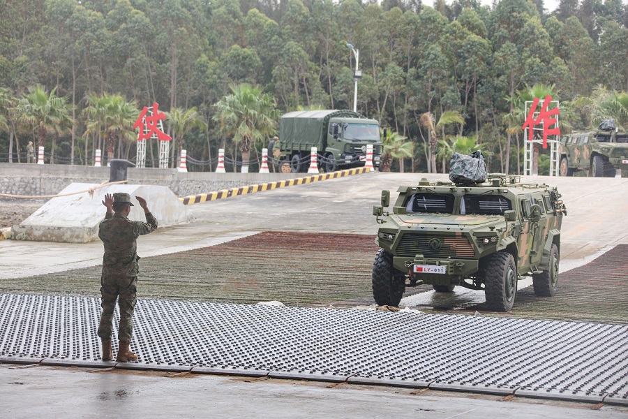 井岡山艦出發(fā)前進(jìn)行車輛裝載。井岡山艦供圖