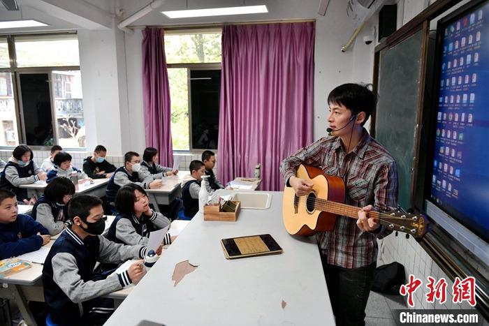 圖為3月16日，張家豪在福建福州延安中學教學。 <a target='_blank' href='/'><p  align=