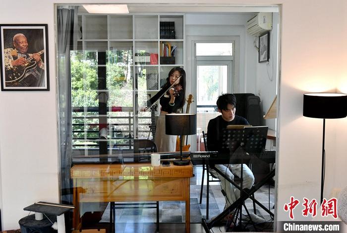 圖為3月10日，林佳臻(左)與張家豪在福建福州租的套房內(nèi)排練。 <a target='_blank' href='/'><p  align=