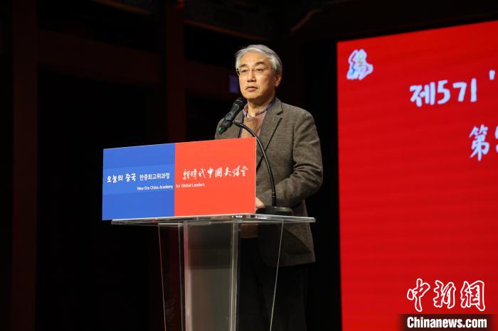 韓國(guó)前國(guó)務(wù)調(diào)整室長(zhǎng)李錫駿致辭?！≈袊?guó)駐韓國(guó)大使館供圖