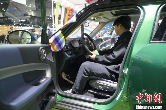 圖為觀眾在展會(huì)試駕車輛。　劉旭 攝