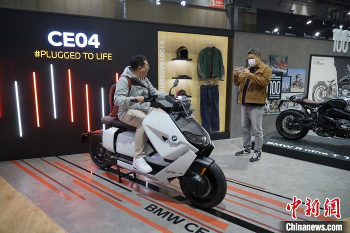 圖為觀眾在展會(huì)試駕車輛。　劉旭 攝