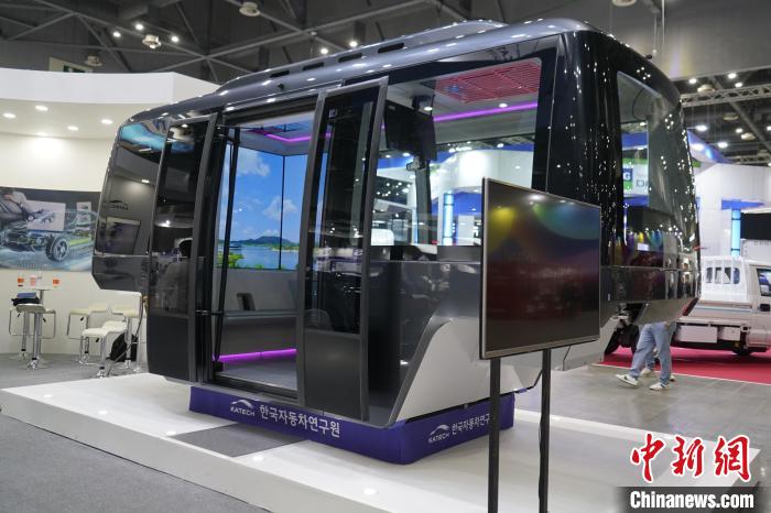 圖為展會(huì)上展示的無(wú)人駕駛移動(dòng)出行工具?！⑿?攝