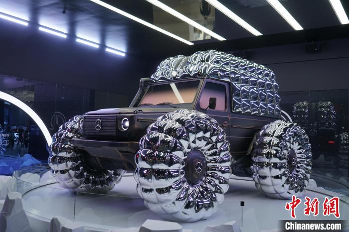 圖為梅賽德斯-奔馳和時(shí)尚品牌盟可睞(Moncler)共同設(shè)計(jì)的“Project MONDO G”?！⑿?攝