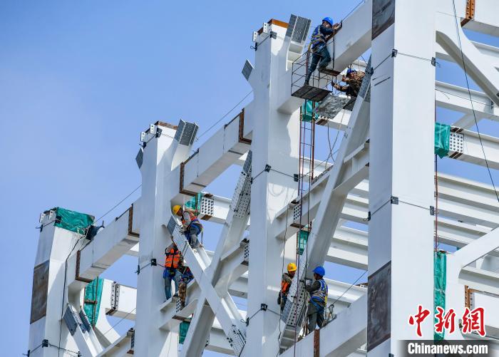 圖為海南商業(yè)航天發(fā)射場(chǎng)1號(hào)工位建設(shè)現(xiàn)場(chǎng)，工人正緊鑼密鼓施工?！●樤骑w 攝