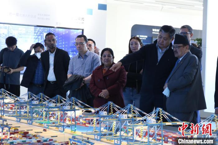 駐華使節(jié)和外交官參訪北部灣港智慧港口創(chuàng)新中心。　陳秋霞 攝