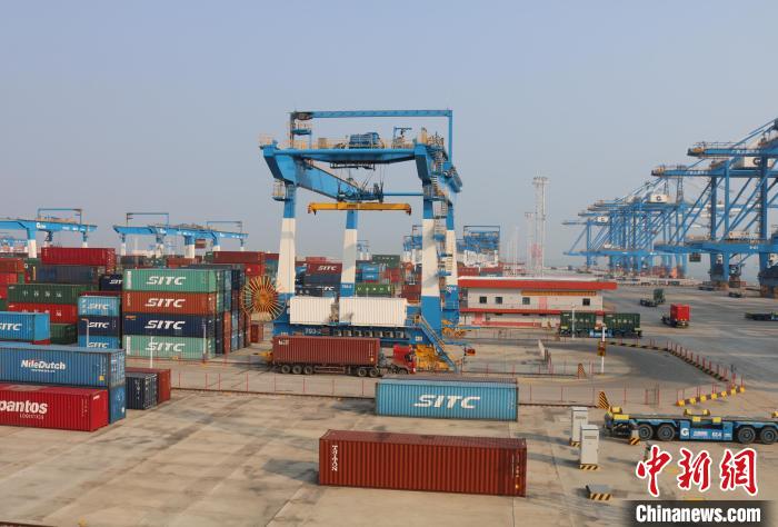 北部灣港欽州自動(dòng)化集裝箱碼頭。　陳秋霞 攝